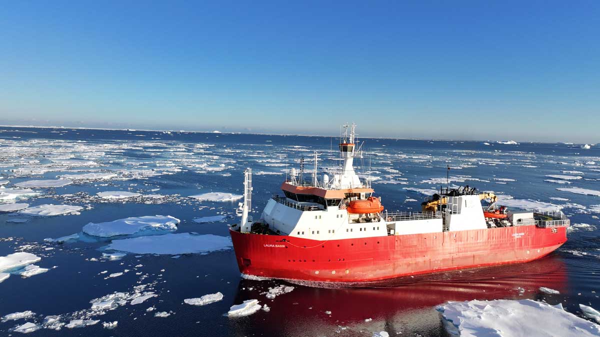Foto della nave Laura Bassi in Antartide